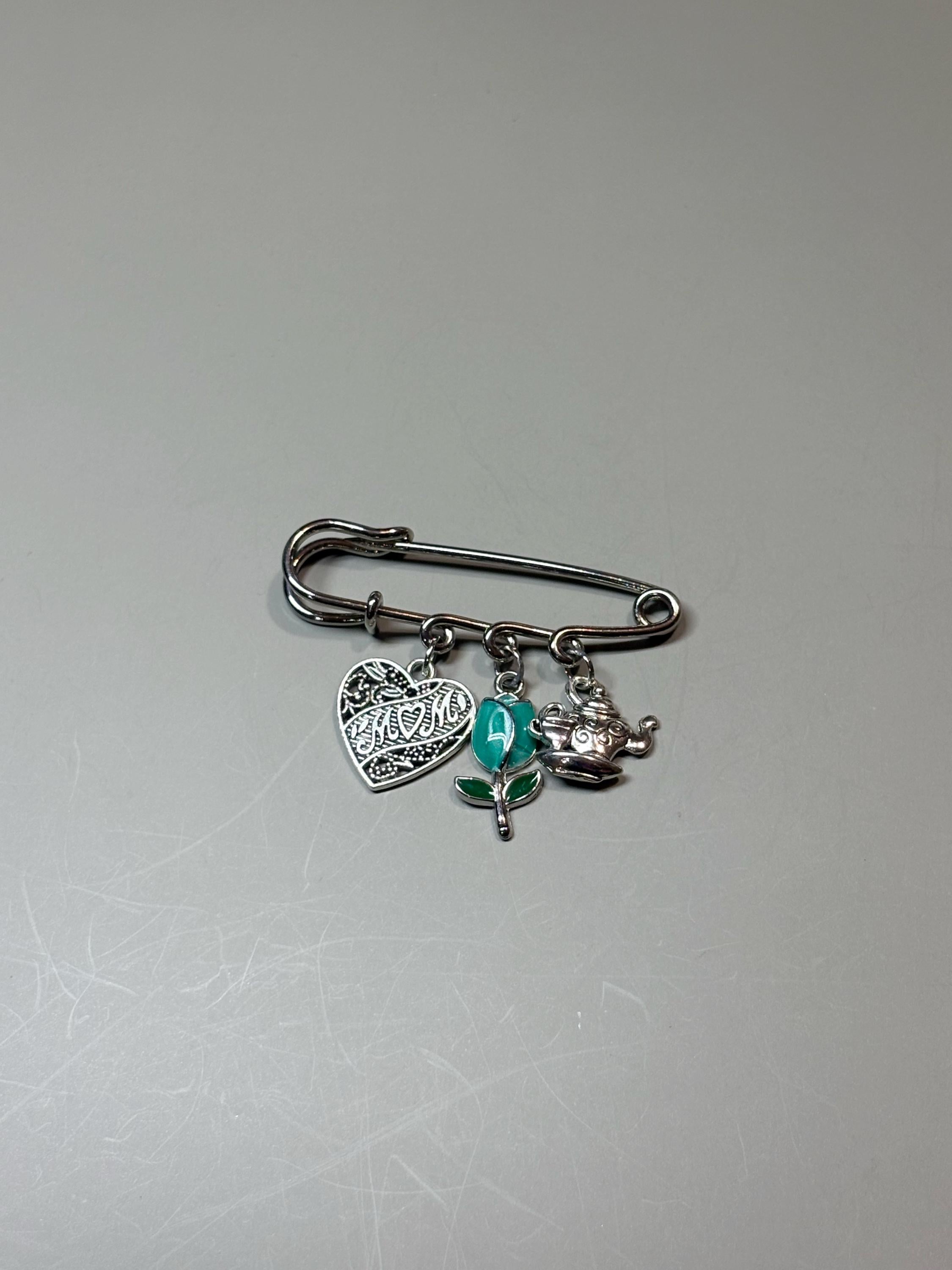 My Mother is Warm | Pin / Brooch